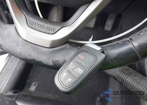 2019 Jeep Cherokee Latitude Plus 4X4 z USA, uszkodzony, nr VIN 1C4PJMLX8KD305110